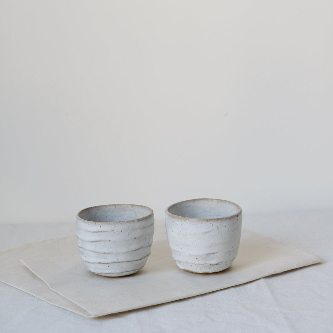 Tasse blanche par Françoise Cholé chez Brutal Ceramics