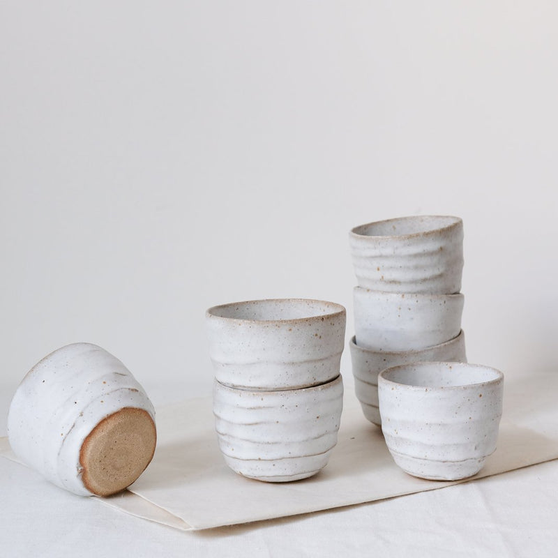 Tasse blanche par Françoise Cholé chez Brutal Ceramics