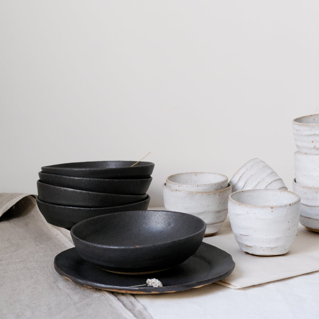 Assiette creuse noire par Françoise Cholé chez Brutal Ceramics
