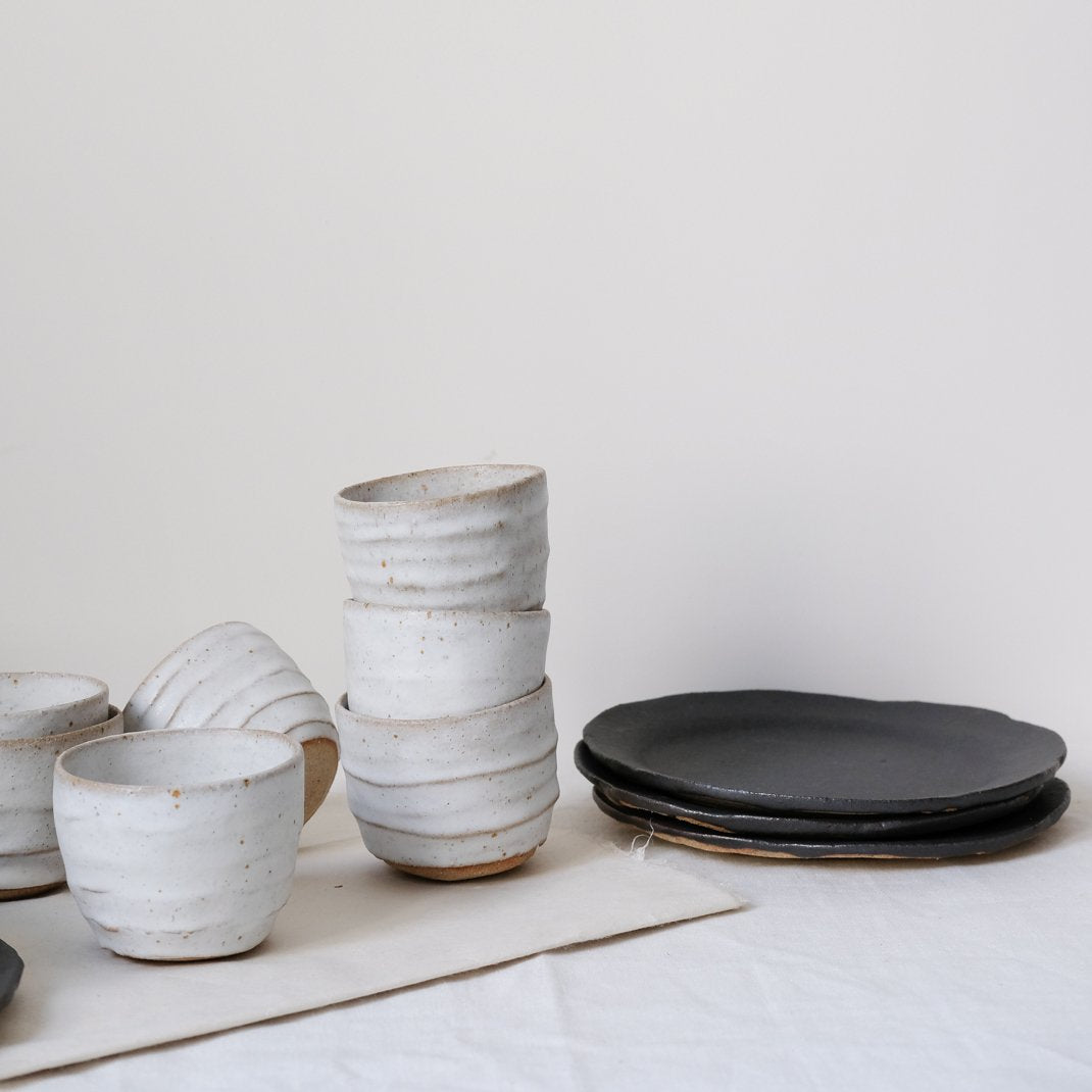 Tasse blanche par Françoise Cholé chez Brutal Ceramics