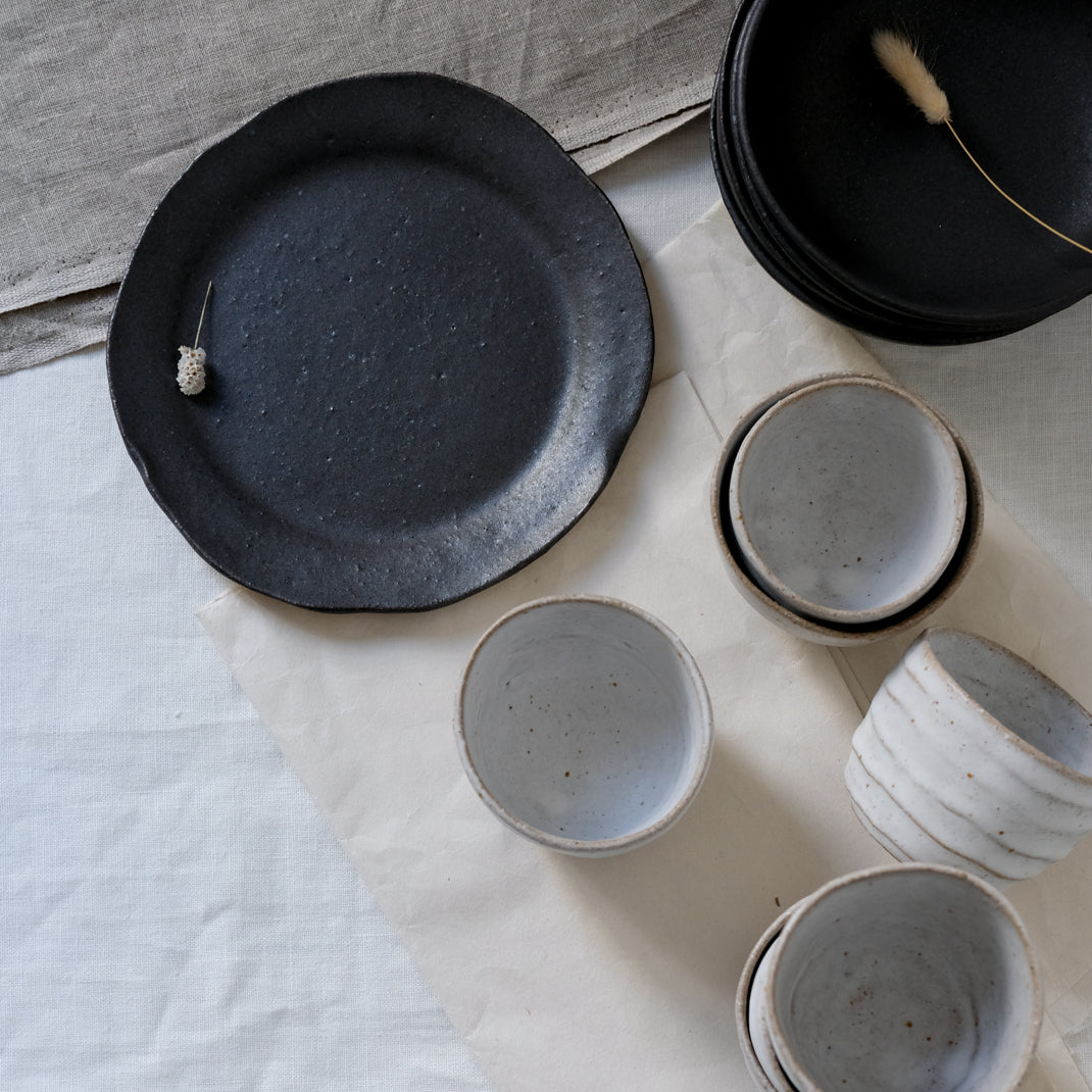 Assiette noire de Françoise Cholé chez Brutal Ceramics