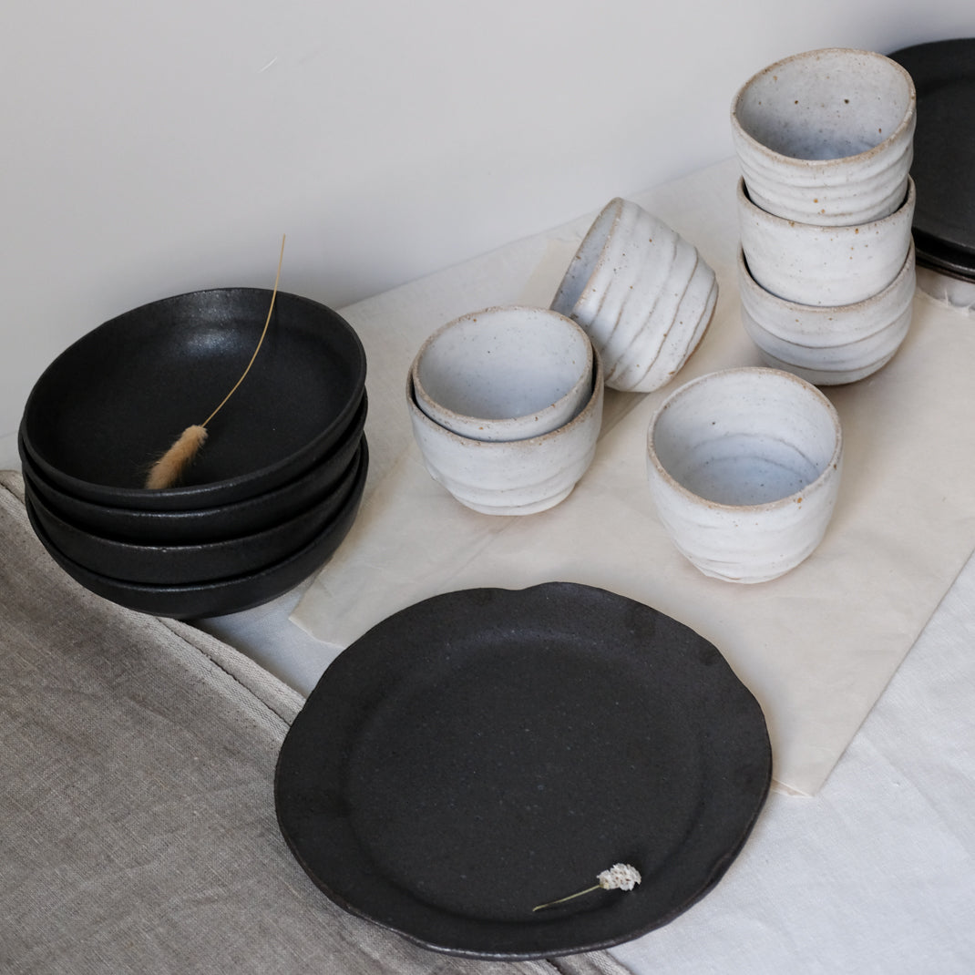 Tasse blanche par Françoise Cholé chez Brutal Ceramics