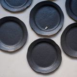Assiette noire de Françoise Cholé chez Brutal Ceramics