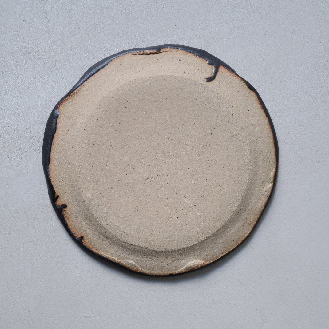 Assiette noire de Françoise Cholé chez Brutal Ceramics