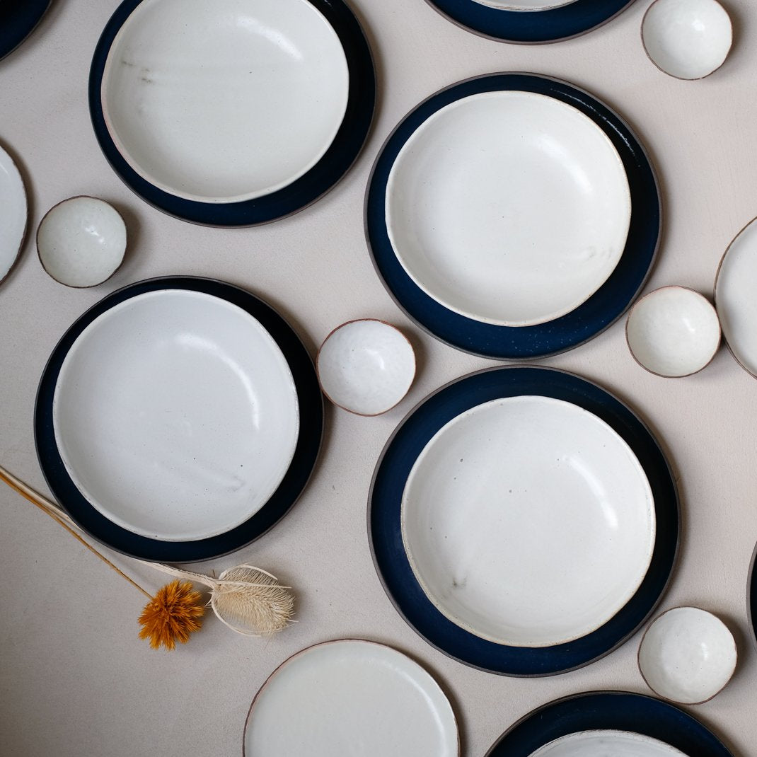 Petite coupelle en grès blanc par Gaelle Le Doledec chez Brutal Ceramics