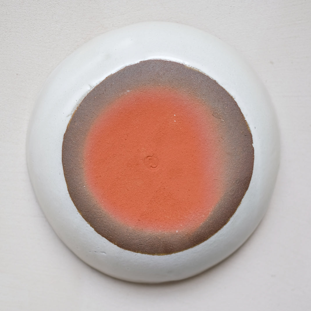 Assiette creuse en grès blanc par Gaelle Le Doledec chez Brutal Ceramics