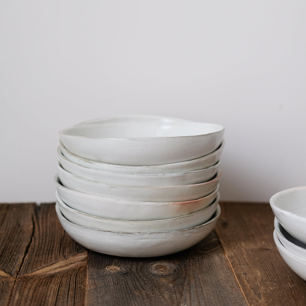 Assiette creuse en grès blanc par Gaelle Le Doledec chez Brutal Ceramics