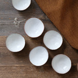 Petite coupelle en grès blanc par Gaelle Le Doledec chez Brutal Ceramics
