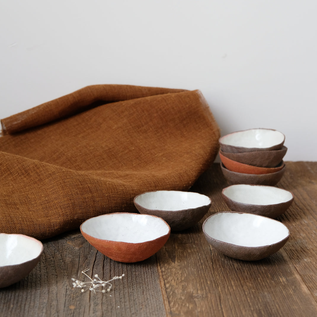 Petite coupelle en grès blanc par Gaelle Le Doledec chez Brutal Ceramics