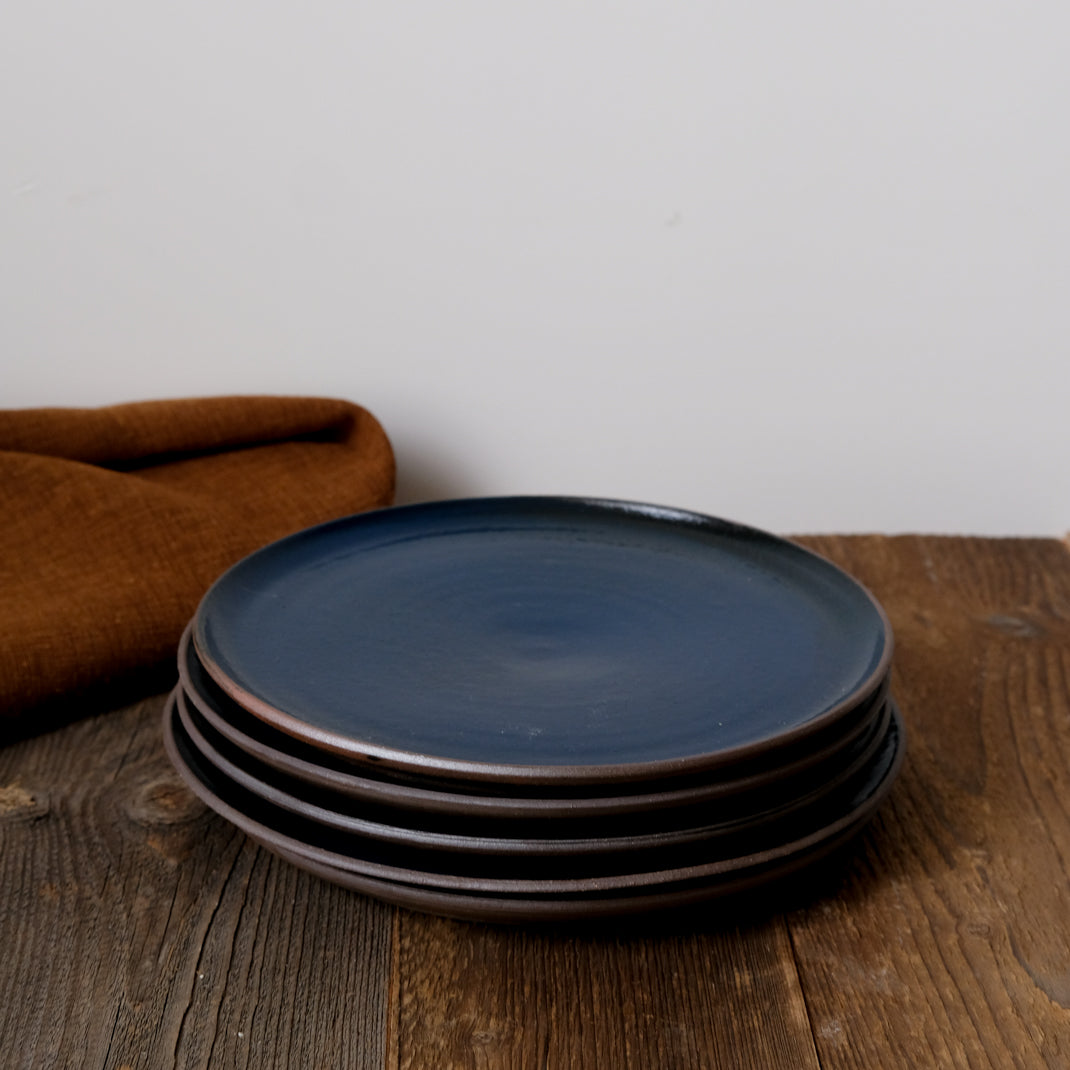Assiette en grès bleu par Gaelle Le Doledec chez Brutal Ceramics