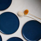 Assiette en grès bleu par Gaelle Le Doledec chez Brutal Ceramics