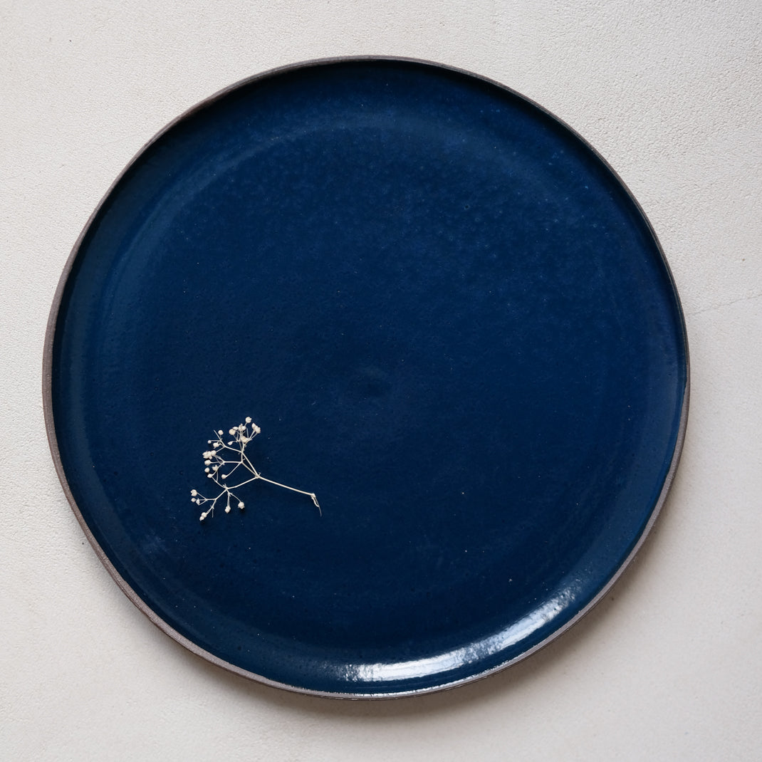 Assiette en grès bleu par Gaelle Le Doledec chez Brutal Ceramics
