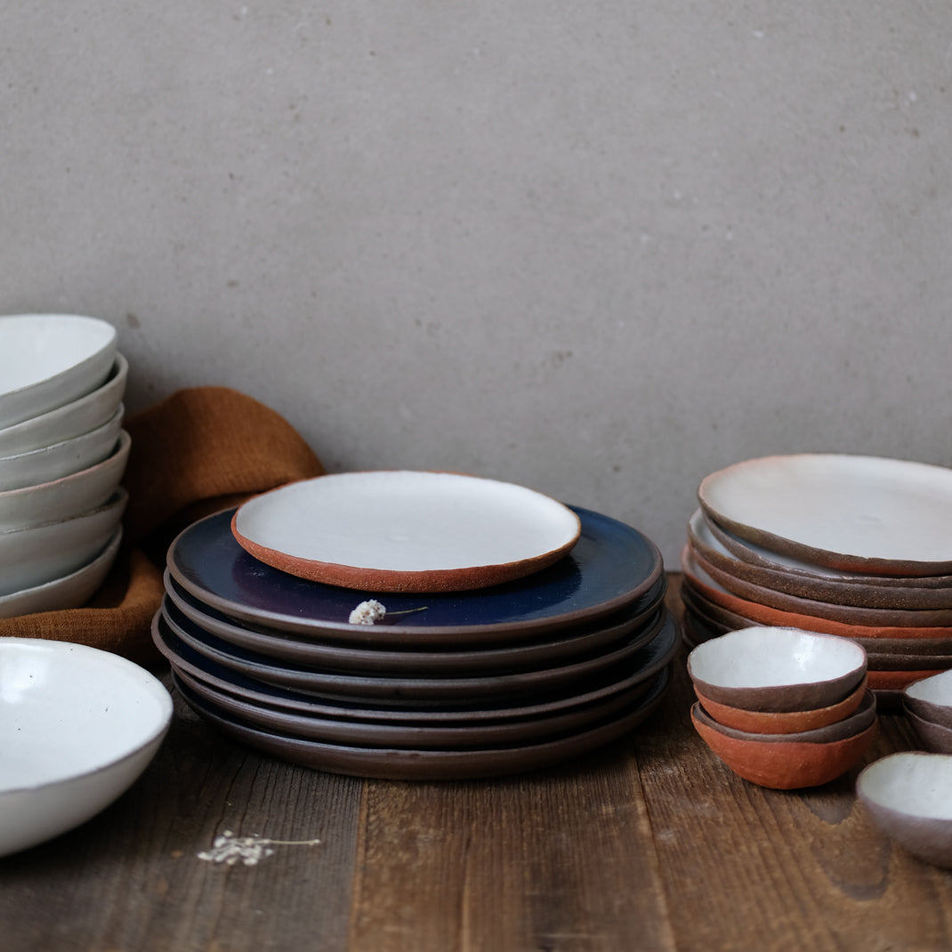 Assiette en grès bleu par Gaelle Le Doledec chez Brutal Ceramics
