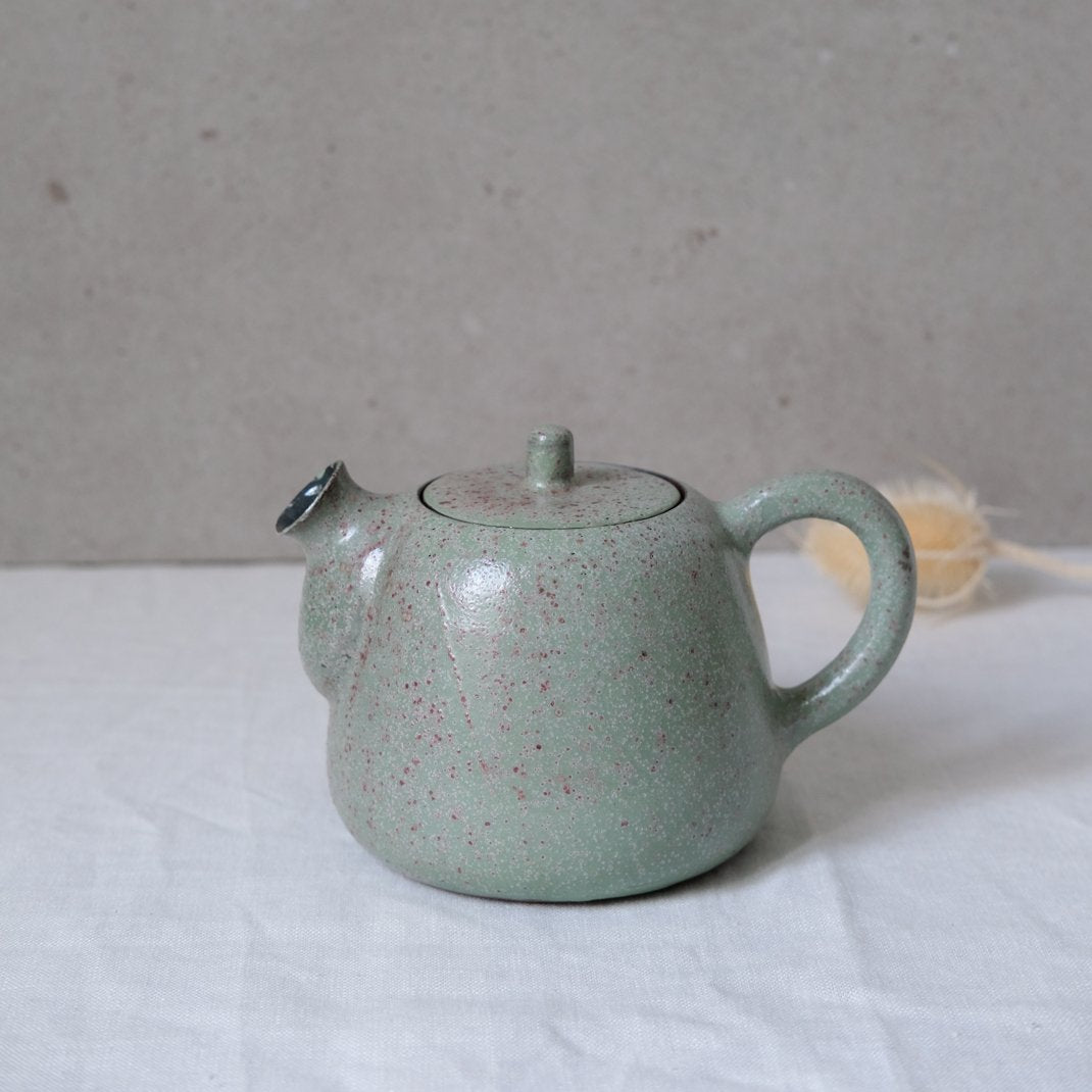 Théière en grès vert par Gaelle le Doledec chez Brutal Ceramics