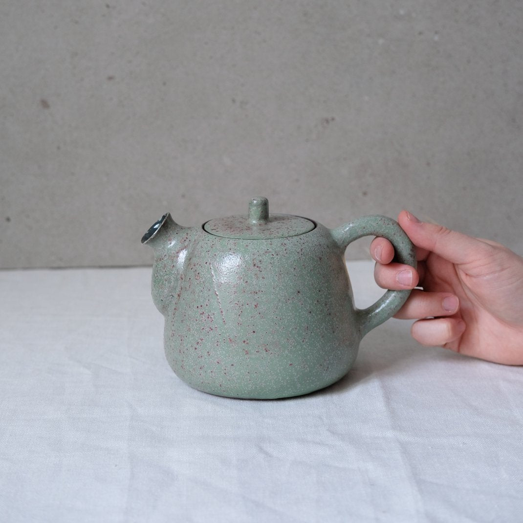 Théière en grès vert par Gaelle le Doledec chez Brutal Ceramics
