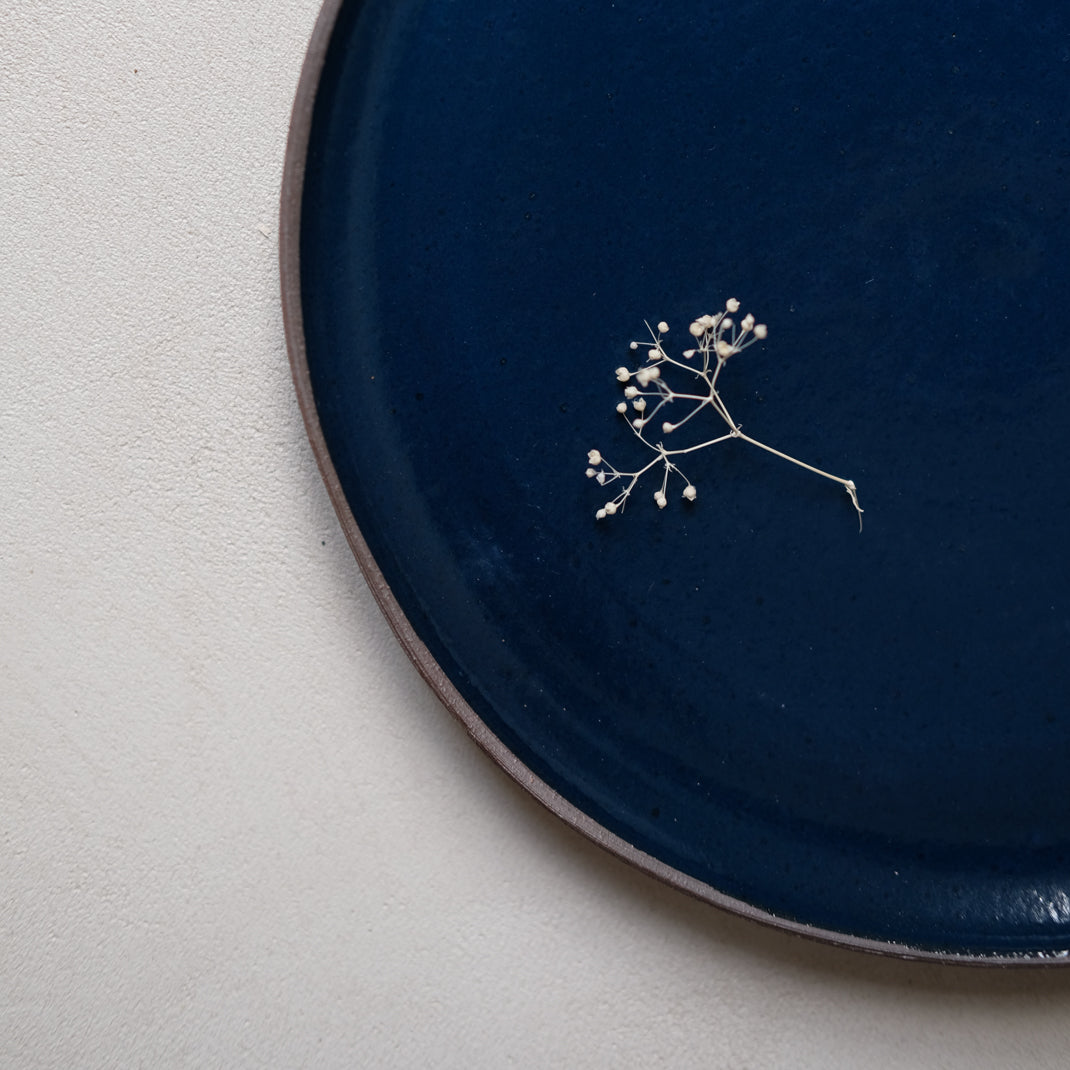 Assiette en grès bleu par Gaelle Le Doledec chez Brutal Ceramics