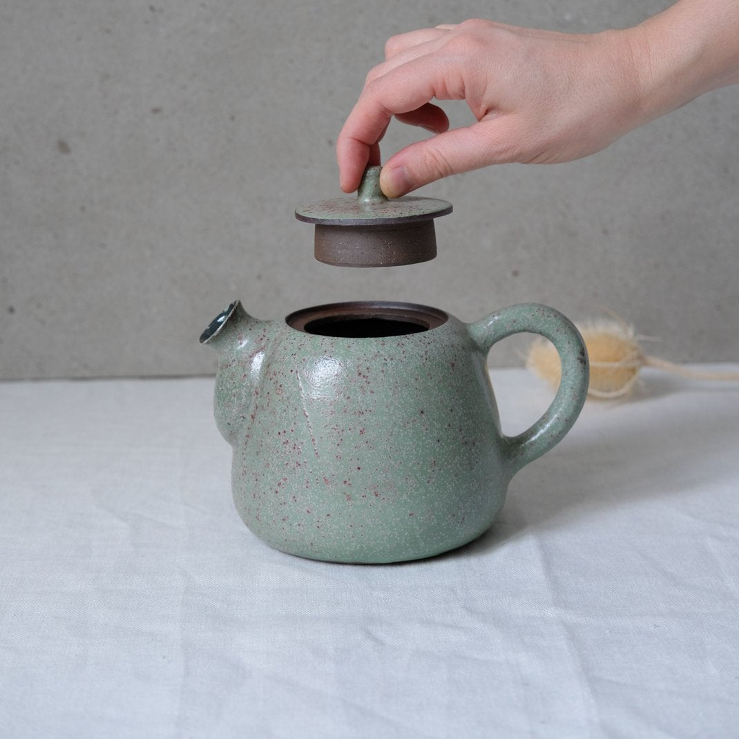 Théière en grès vert par Gaelle le Doledec chez Brutal Ceramics