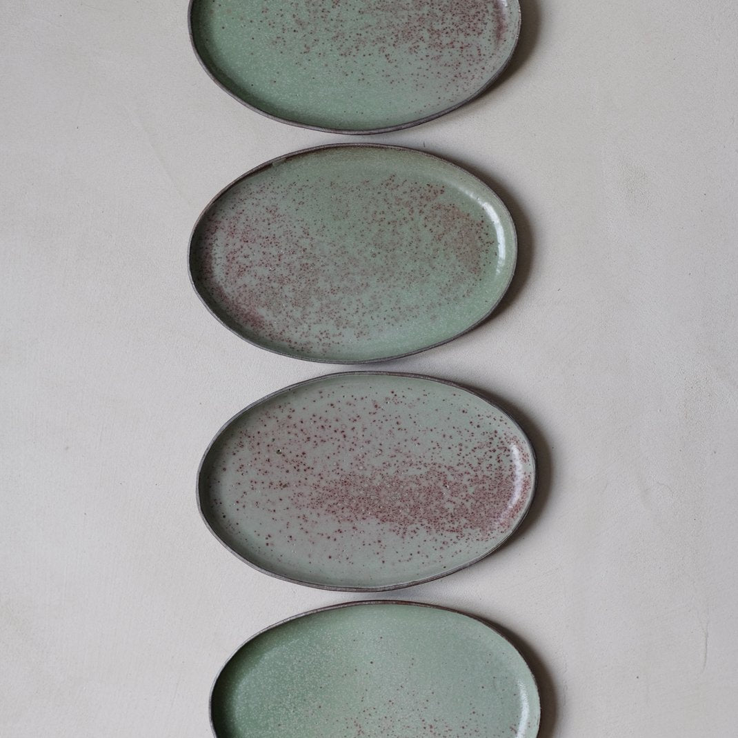 Plat Oval en grès vert par Gaelle le Doledec chez Brutal Ceramics
