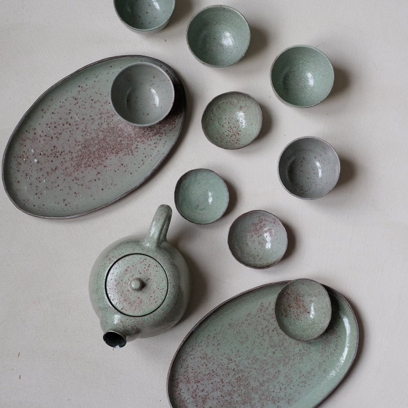 Tasse en grès vert par Gaelle le Doledec chez Brutal Ceramics