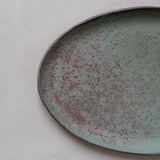 Plat Oval en grès vert par Gaelle le Doledec chez Brutal Ceramics