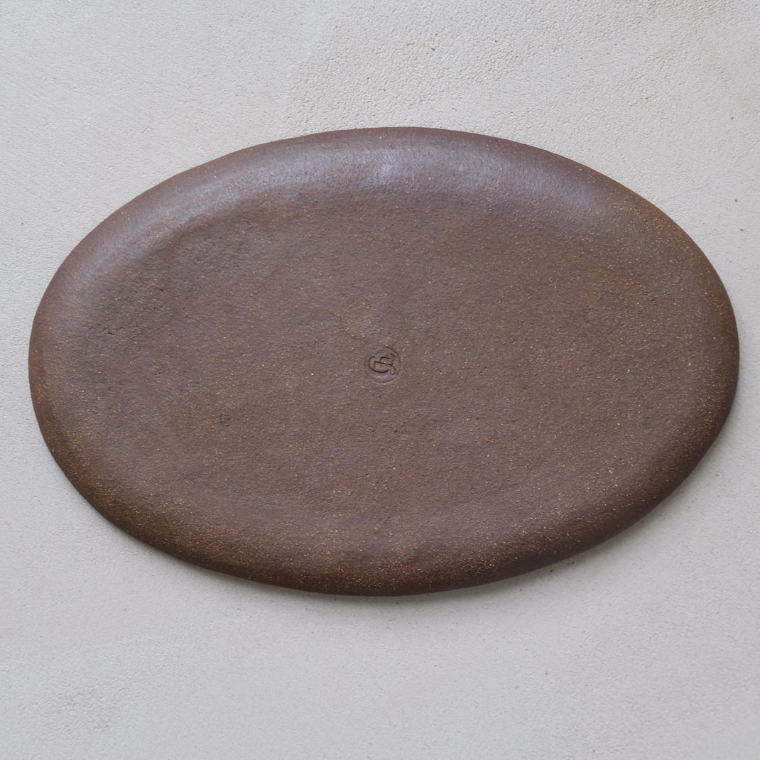 Plat Oval en grès vert par Gaelle le Doledec chez Brutal Ceramics