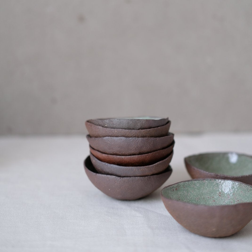 Petite coupelle en grès vert par Gaelle Le Doledec chez Brutal Ceramics