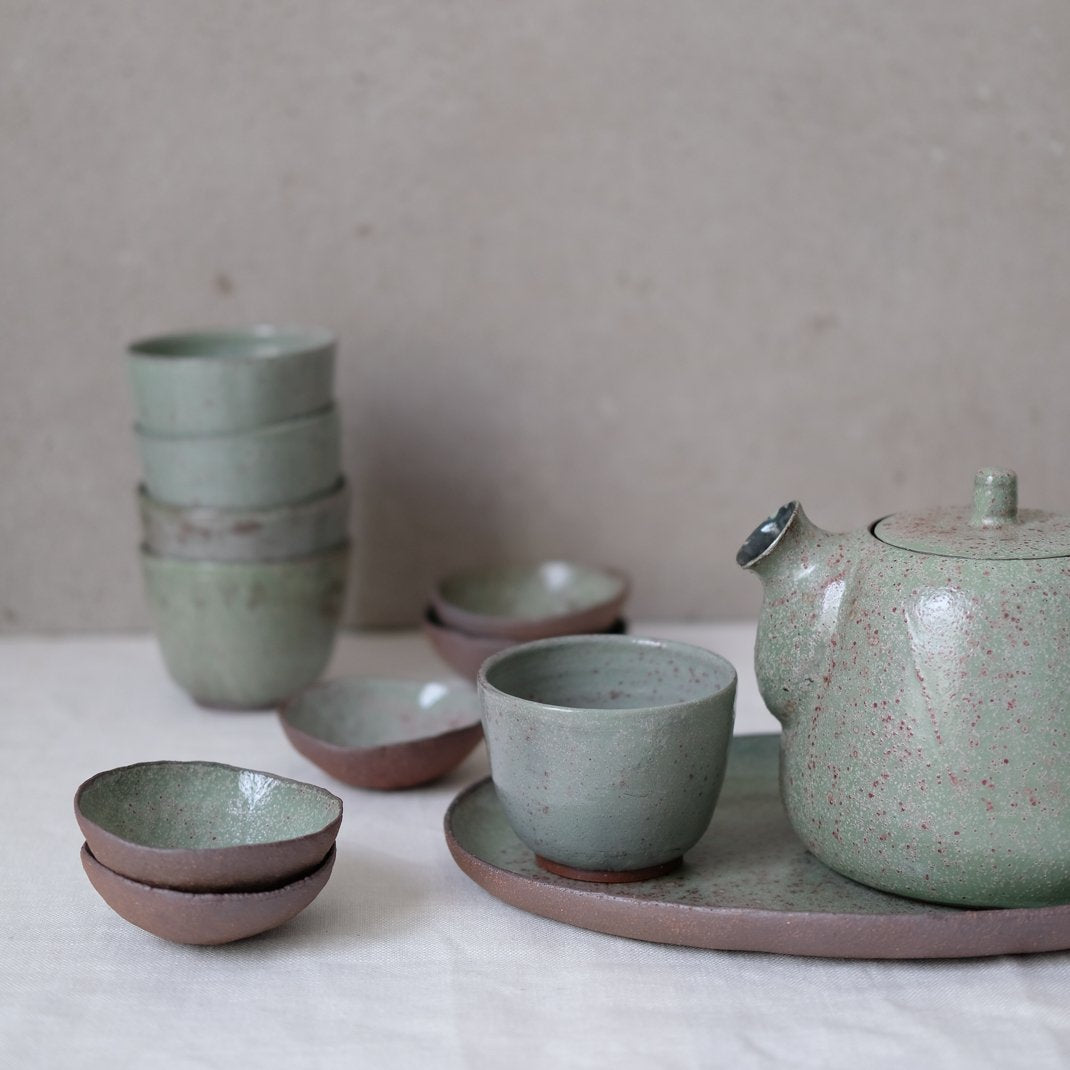 Tasse en grès vert par Gaelle le Doledec chez Brutal Ceramics