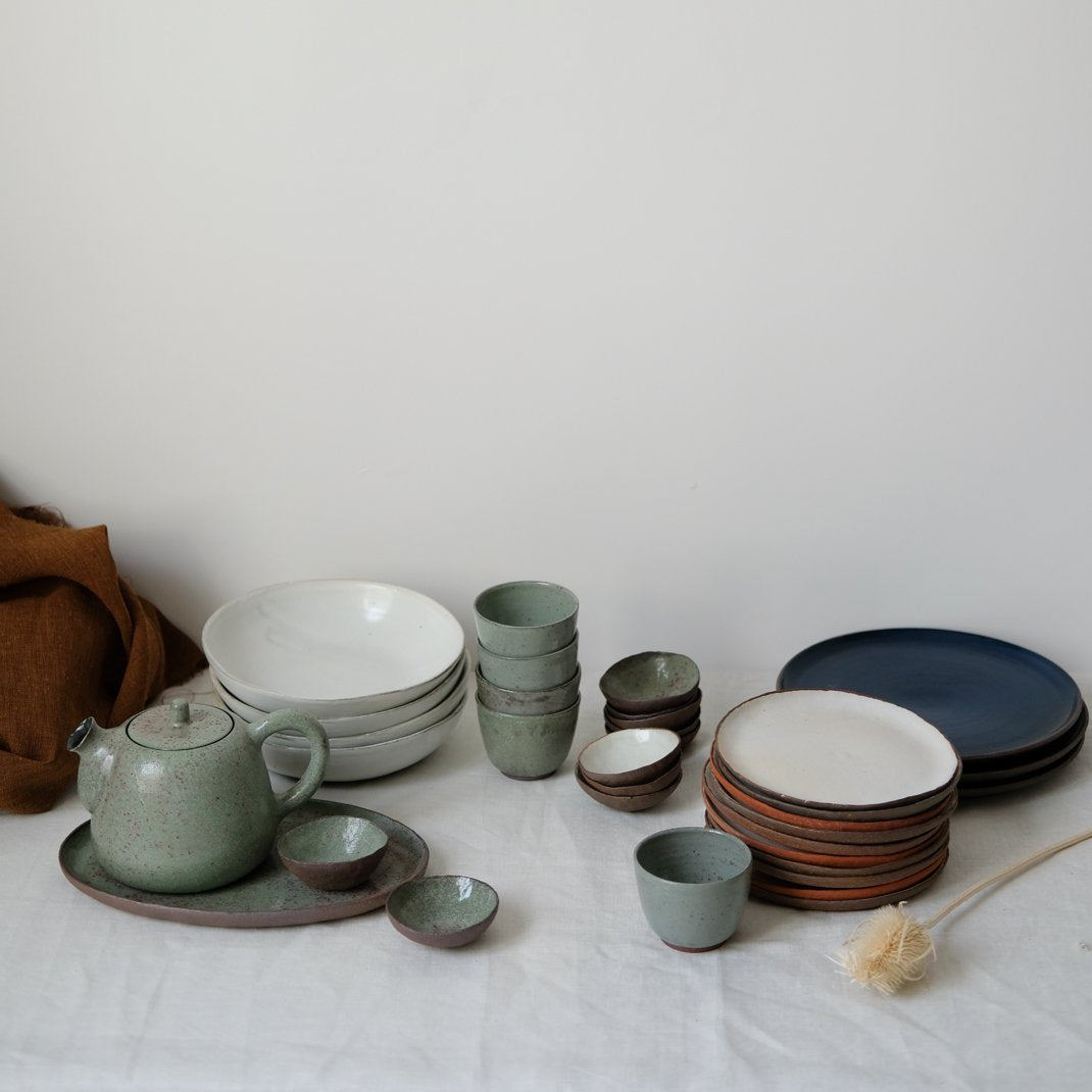 Petite coupelle en grès vert par Gaelle Le Doledec chez Brutal Ceramics
