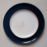 Assiette en grès bleu par Gaelle Le Doledec chez Brutal Ceramics