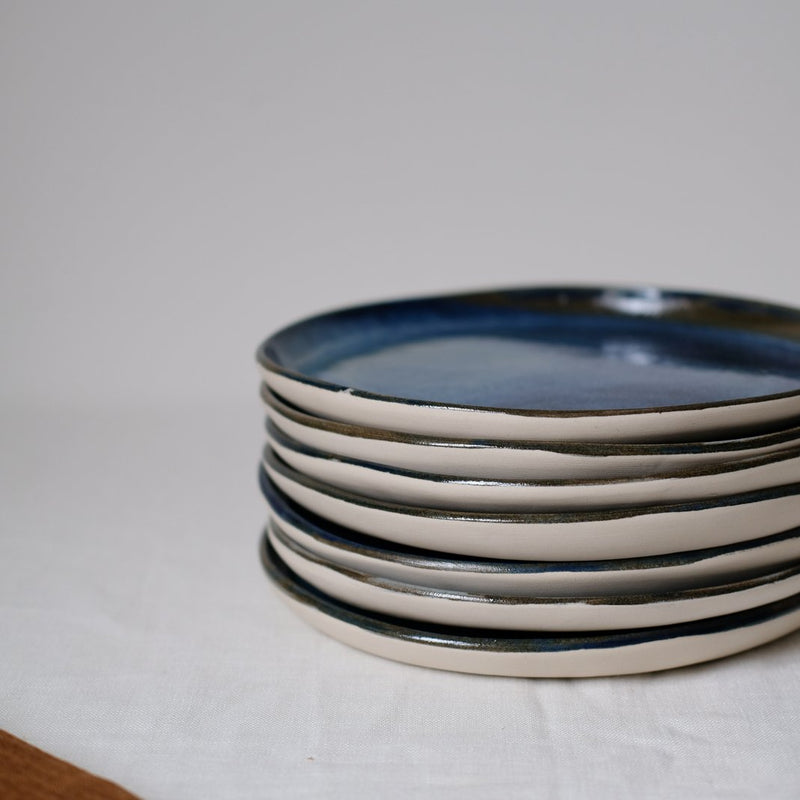 Assiette en grès bleu abyssal par Haeghen chez Brutal Ceramics