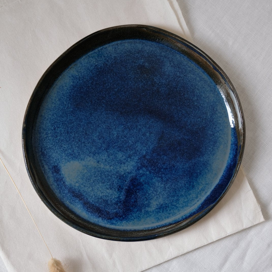 Assiette en grès bleu abyssal par Haeghen chez Brutal Ceramics