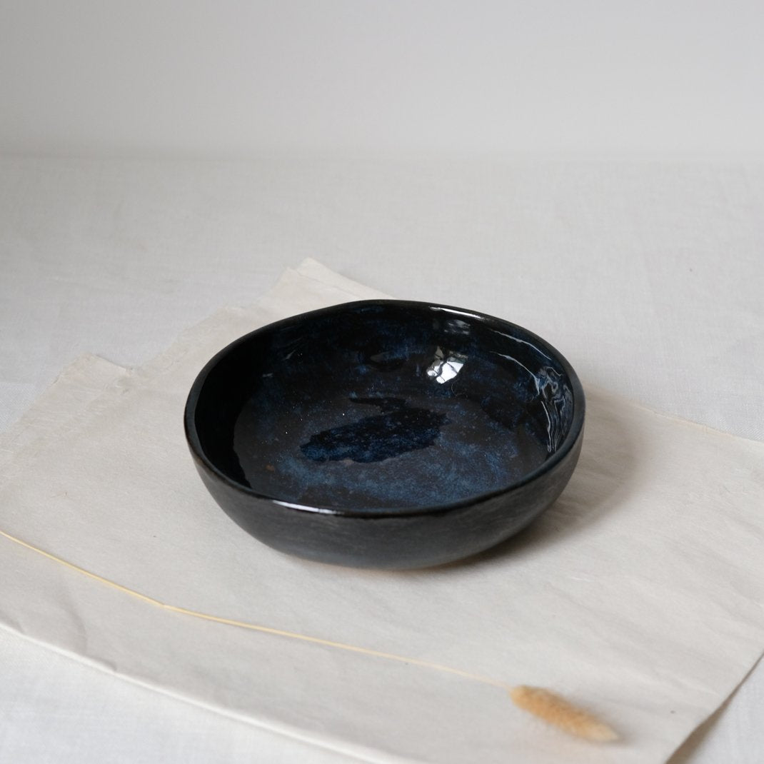 Assiette creuse d'Haeghen chez Brutal Ceramics