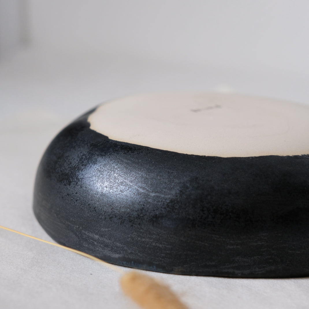 Assiette creuse d'Haeghen chez Brutal Ceramics