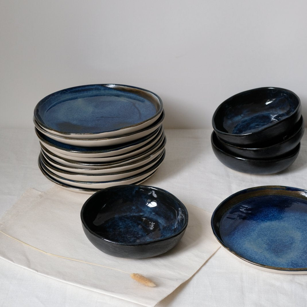 Assiette en grès bleu abyssal par Haeghen chez Brutal Ceramics