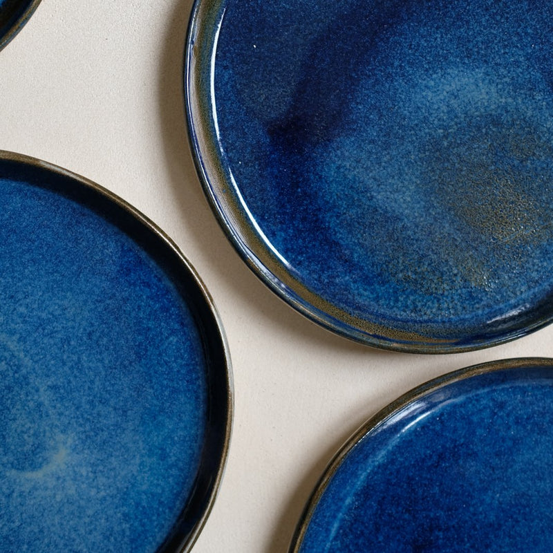 Assiette en grès bleu abyssal par Haeghen chez Brutal Ceramics