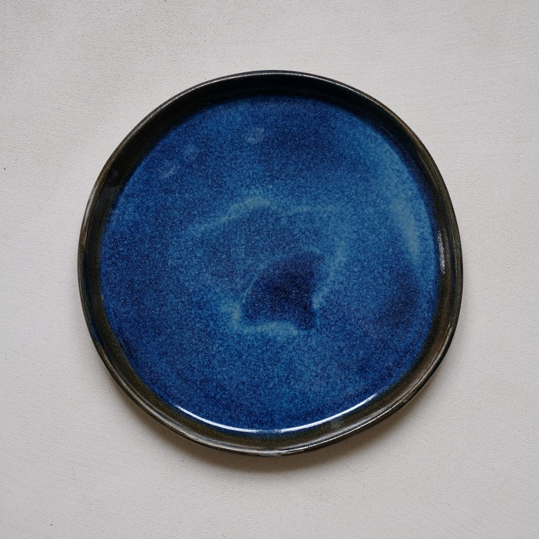 Assiette en grès bleu abyssal par Haeghen chez Brutal Ceramics