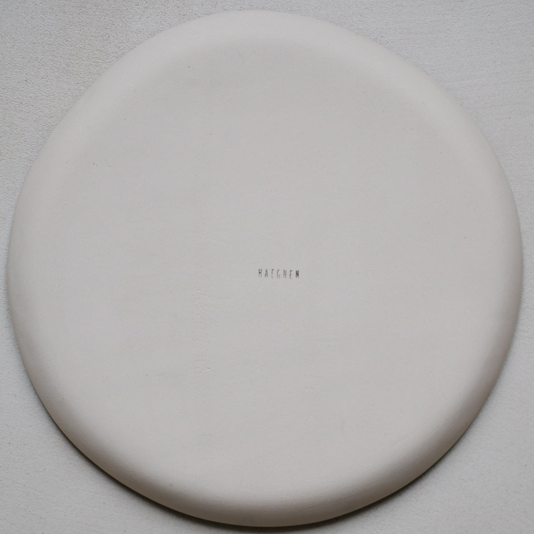 Assiette en grès bleu abyssal par Haeghen chez Brutal Ceramics