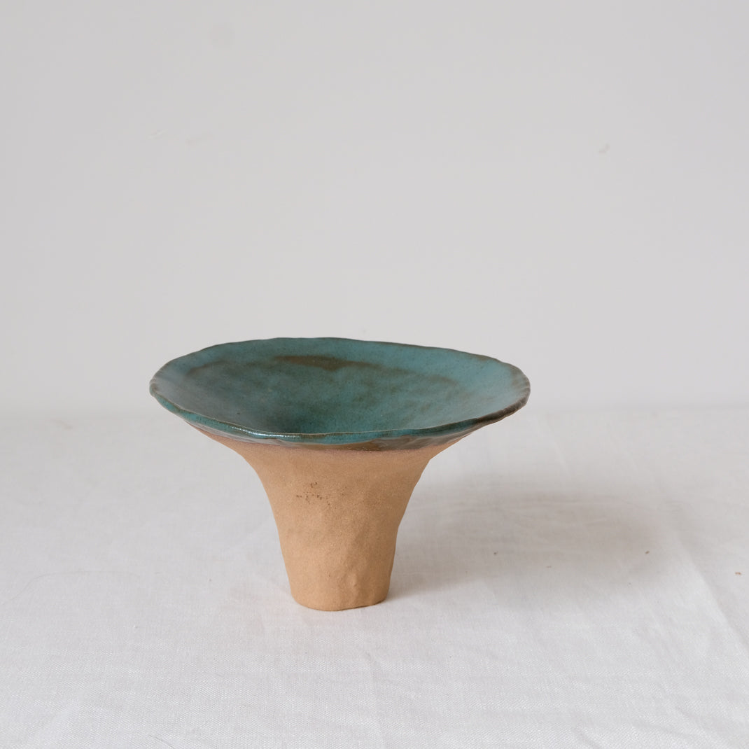 Coupe en grès roux bleue par Judith Lasry chez Brutal Ceramics