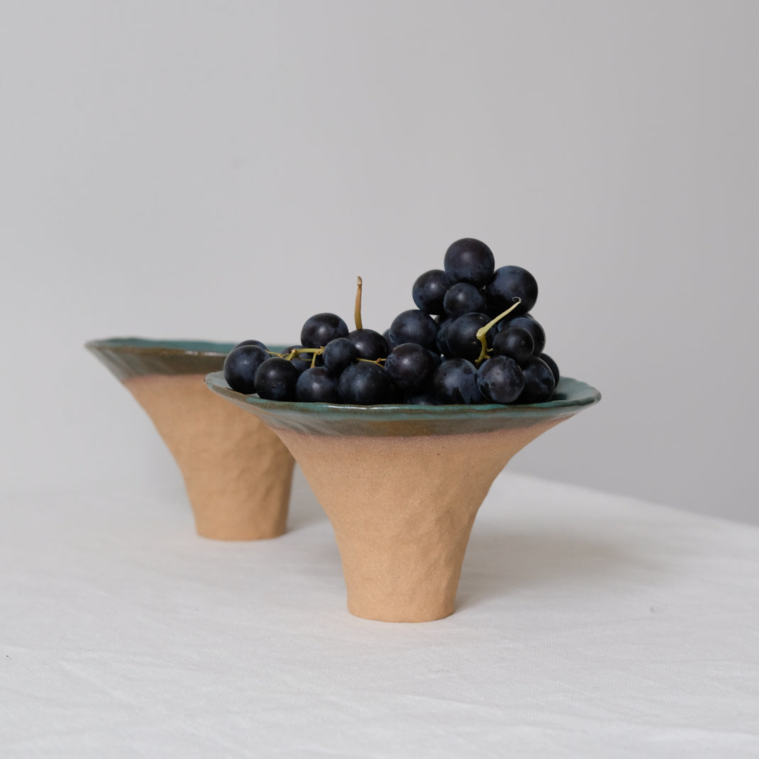 Coupe en grès roux bleue par Judith Lasry chez Brutal Ceramics