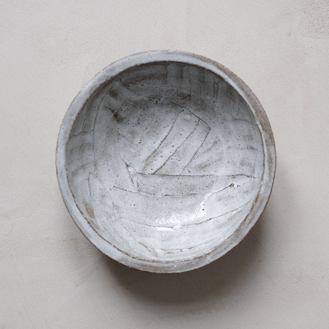 Saladier en grès de Kana London chez Brutal Ceramics