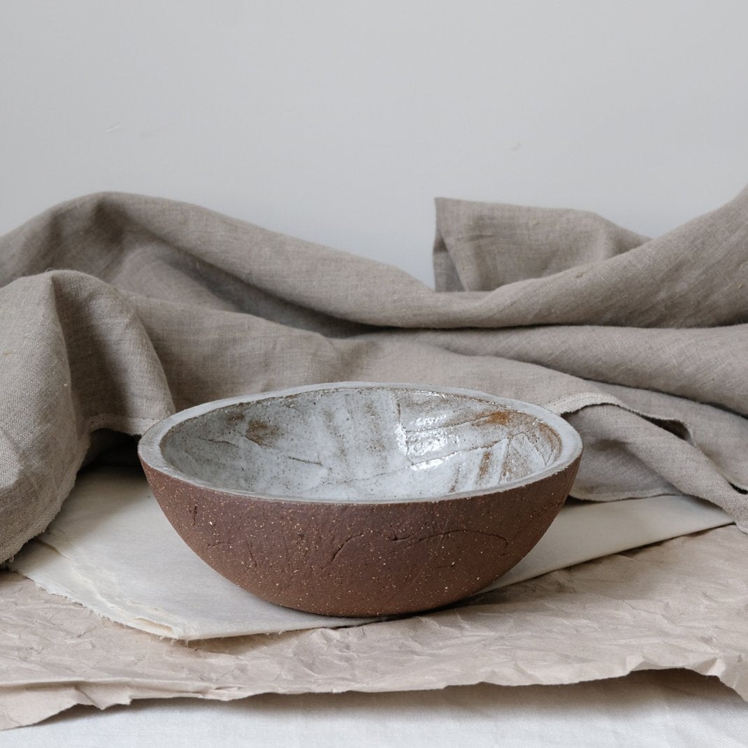 Saladier en grès de Kana London chez Brutal Ceramics
