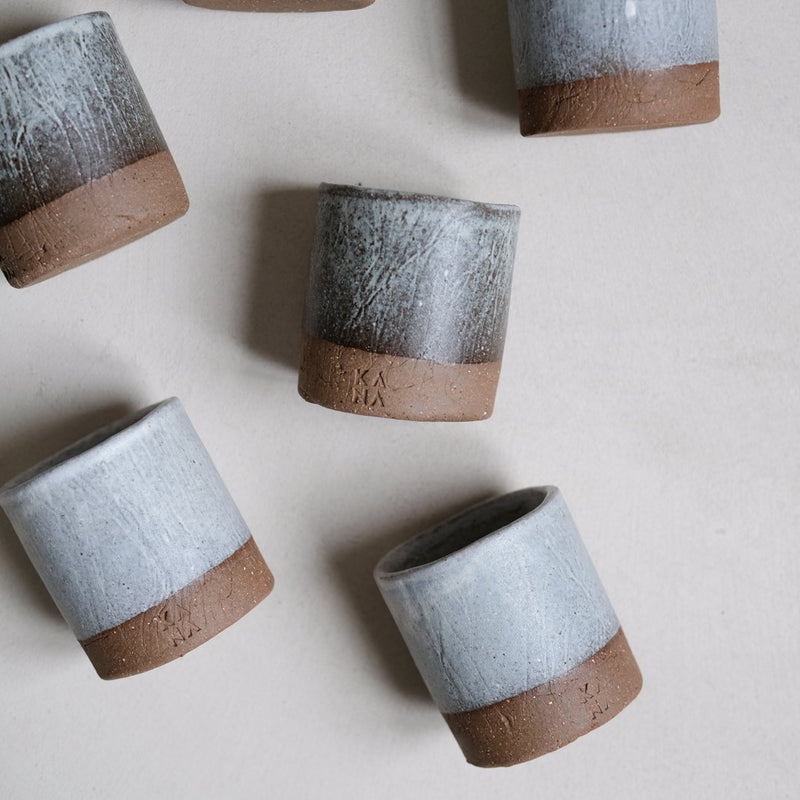 Tasse en grès de Kana London chez Brutal Ceramics