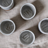 Tasse en grès de Kana London chez Brutal Ceramics