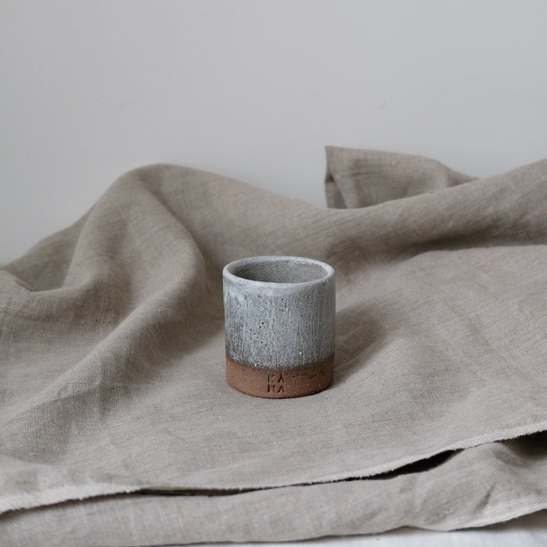 Tasse en grès de Kana London chez Brutal Ceramics