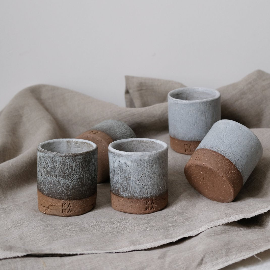 Tasse en grès de Kana London chez Brutal Ceramics