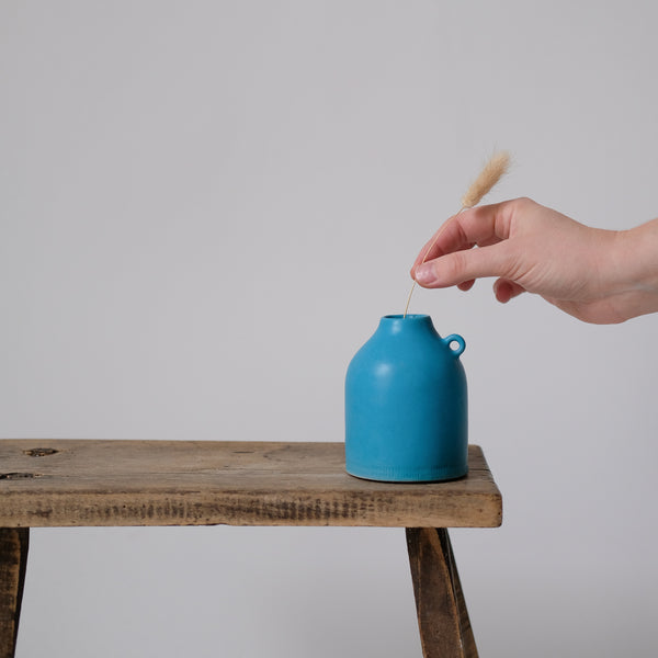 Vase bas turquoise par Keiichi Tanaka chez Brutal Ceramics