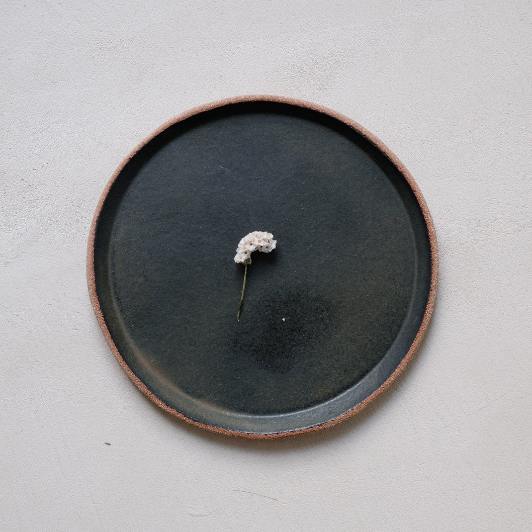 Assiette en grès bleu marron par Lisa Allegra chez Brutal Ceramics