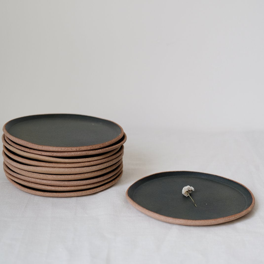 Assiette en grès bleu marron par Lisa Allegra chez Brutal Ceramics