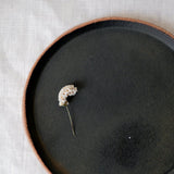 Assiette en grès bleu marron par Lisa Allegra chez Brutal Ceramics