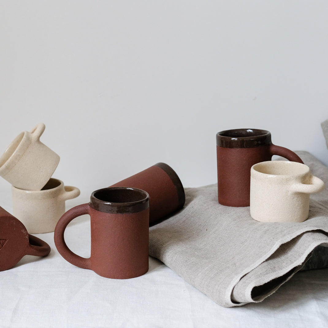 Mug Caroube par Lisa Allegra chez Brutal Ceramics